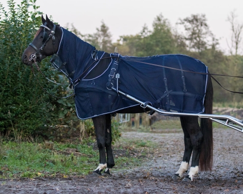 Derka siatkowa z kapturem do powożenia QHP Fly driving rug