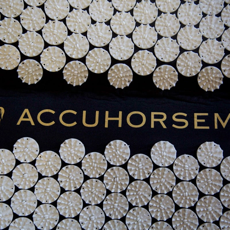 Derka do akupresury Accuhorsemat Cooler with Acupressure Mats