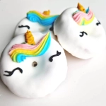  Smakołyki dla koni Końska Cukierenka "Donaty tęczowy jednorożec"