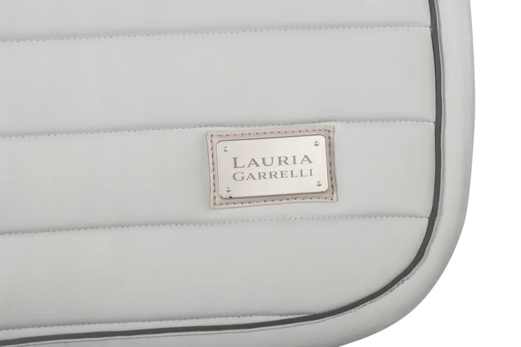 Czaprak-Lauria-Garrelli-Livigno-elegance-emblemat.webp