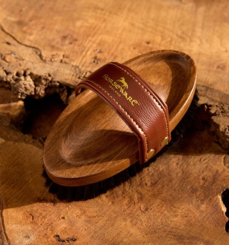 dghgpn-wn01-horseware-signature-polishing-brush-wood-natural-fibres-main_cvkyf7ijm3y9ardd.jpg