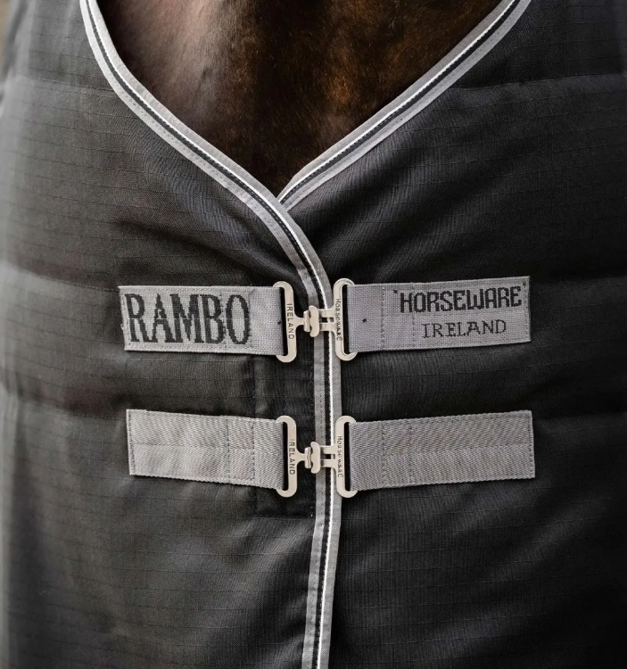 Derka-stajenna-HORSEWARE-Rambo-Stable-1000D-100g-black-thunderstorm-grey