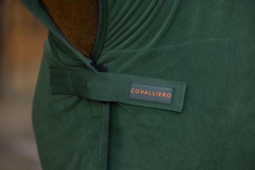 Derka-polarowa-z-kapturem-Covalliero-Collection-Cooler-AW2026-forest-green-24h-02