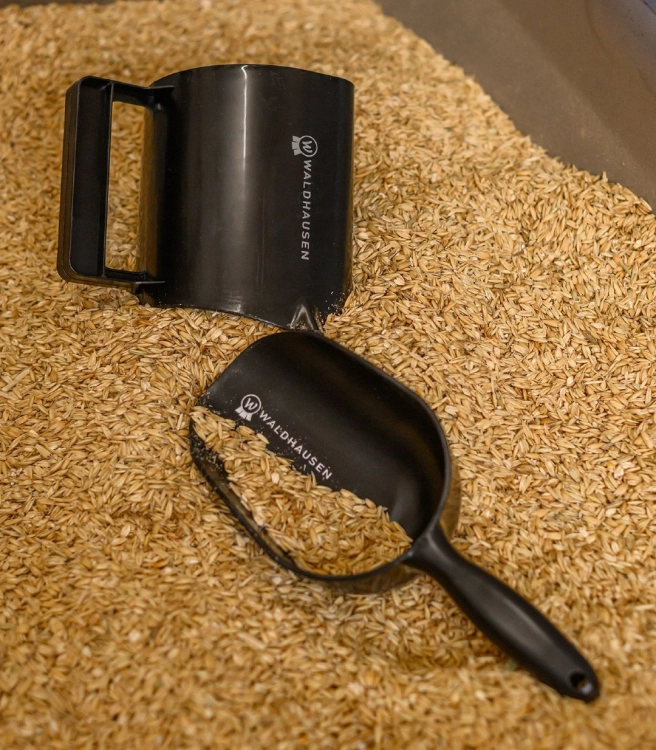 Miarka-do-paszy-WALDHAUSEN-FeeD-Scoop-black-02